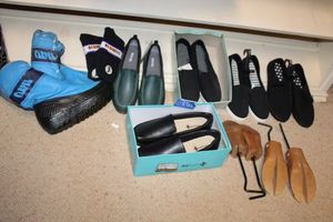 lot 561 image: Womens shoes size 11 and shoe stretchers