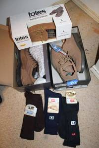 lot 563 image: Mens shoes, slippers, and socks appear unworn size 10.5-11