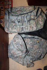 lot 579 image: Floral travel bags, and misc. bags