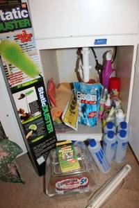 lot 604 image: Cleaning supplies