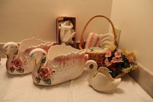 lot 628 image: Ceramic swans and flowers