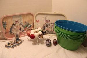 lot 630 image: Eggs and decorated eggs with wire bunny stand, plastic bowls, metal cat trays and wooden candle holder