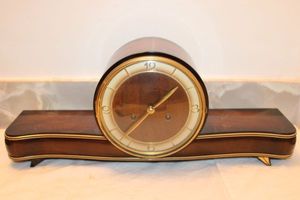 lot 658 image: Vintage Mauthe mantle clock as shown