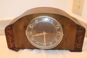 lot 660 image: Vintage mantle clock - electric as shown