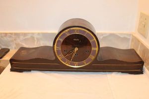 lot 661 image: Vintage Marloe mantle clock as shown