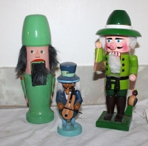 lot 646 image: Nutcrackers - 3 green
