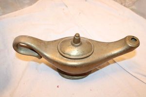lot 636 image: Aladdin style brass lamp