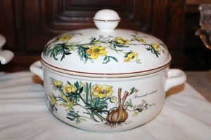 lot 683 image: Vintage Villeroy & Boch porcelain tureen BOTANICA