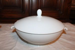 lot 684 image: Vintage Rosenthal Classic Rose porcelain tureen