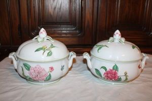 lot 685 image: Pair of Villeroy & Boch Flora Camelia tureens