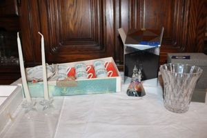 lot 687 image: Porelana Brasil espressotea set, Mini crystal star candle holders, Hadrian crystal castle and crystal Vase