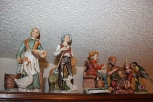 lot 693 image: Figurines - 5 total