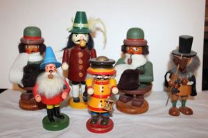 lot 695 image: Vintage Wooden smoke dolls