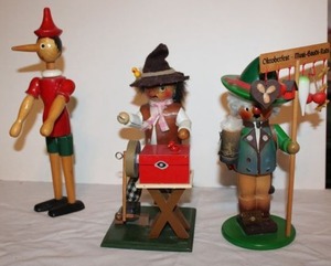 lot 698 image: Wooden dolls as shown