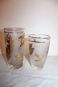 lot 703 image: Glassware - Frosted glasses with gold leaves
