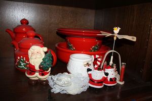 lot 713 image: Christmas serving dishes and dcor