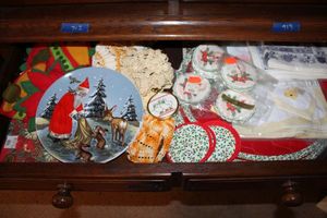 lot 714 image: Christmas plate, placemats, fabric coasters and more