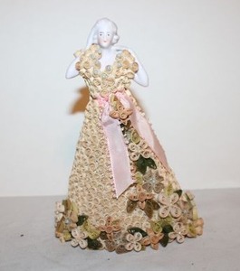 lot 724 image: Porcelain Woman figurine