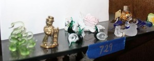 lot 729 image: Miniature glass blown animals, Kaiser porcelain flower and thimble, gold flakes and more