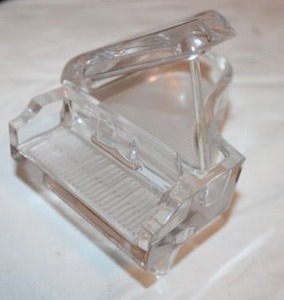 lot 738 image: Lead crystal Piano figurine - 5 long, Sticker reads hof-bauer made in West Germany