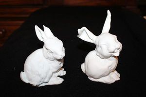 lot 756 image: (2) Kaiser Bunny figurines - 5.5 tall