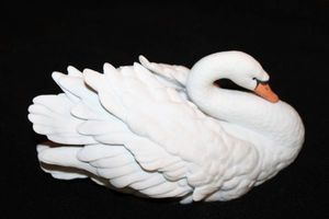 lot 767 image: Kaiser Swan figurine - 8 long
