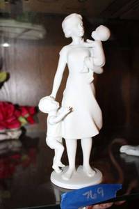 lot 769 image: Kaiser Mother with children figurine - 10 tall