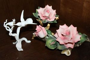 lot 777 image: Flowers and hummingbird figurines - Kaiser and Capodimonte markings, see photos