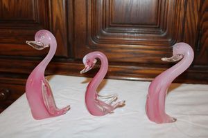 lot 783 image: Set of 3 Murano pink glass birds - 5 to 7.5 tall