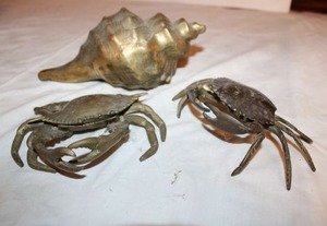 lot 787 image: Brass seashell and crabs