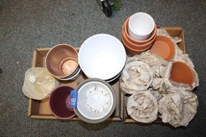 lot 813 image: Flower pots
