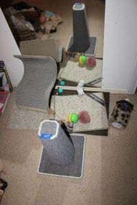 lot 437 image: Cat lot - toys and scratchers