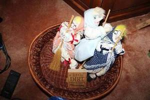 lot 134 image: Kitchen witch dolls and baskets