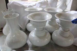 lot 822 image: White vases, see photos