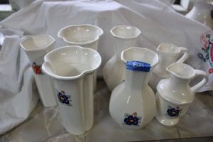 lot 821 image: White vases with flowers, see photos
