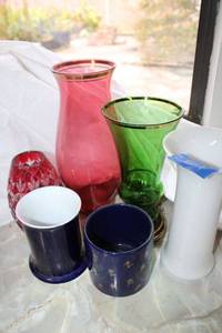 lot 824 image: Misc. vases, see photos - White Kaiser, red crystal vase and more unmarked