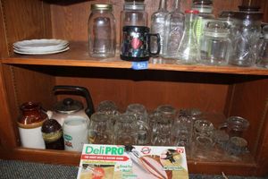 lot 829 image: Misc. glassware, see photos
