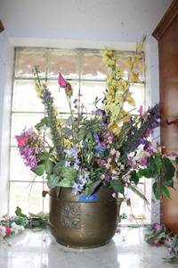 lot 890 image: Brass pot with flowers