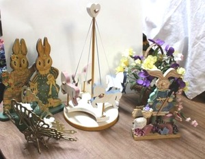 lot 891 image: Wooden winding carousel, wooden bunny figurines, butterfly and flower basket
