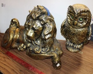 lot 911 image: Ceramic animals with gold foil - Large 20 lion and owl