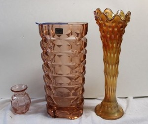 lot 915 image: Colored vases - Hand blown carnival glass, Luminarc France pink glass, tiny pink bud vase