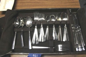 lot 921 image: Oneida flatware set with tray