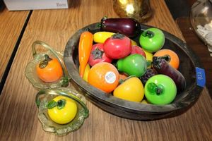 lot 922 image: Glass fruits and veggies with bowls