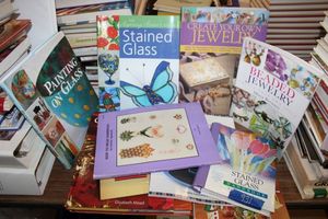 lot 931 image: Craft and jewelry making books