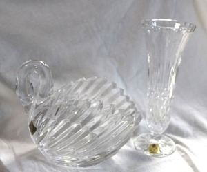 lot 961 image: Lead Crystal swan dish and vase