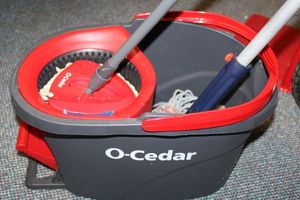 lot 974 image: O-Cedar mop bucket