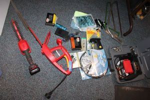 lot 987 image: Tools hedge trimmers, car window shield, Misc. tools, see photos