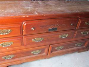 lot 55 image: BROYHILL  6 DRAWER DRESSER