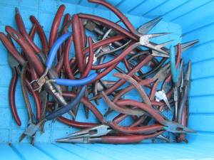 lot 186 image: needle nose plyers  qty over 10 pair