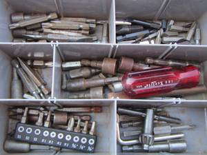lot 318 image: MISC BITS, HANDLE, CHUCK KEY PLUS ...